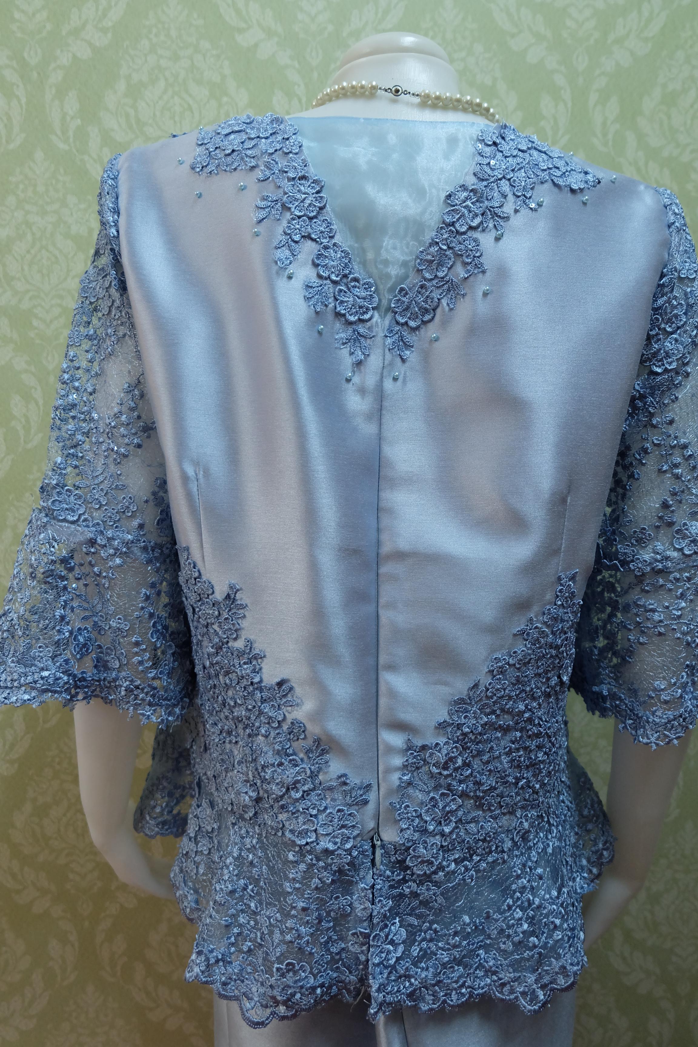 ชุดผ้าไหมสำเร็จรูป ชุดผ้าไหมอิตาลี อัดผ้ากาวทั้งตัว แต่งด้วยลูกไม้นอกทั้งด้านหน้าและด้านหลัง ปักมุข สีฟ้าเงิน เบอร์ 44