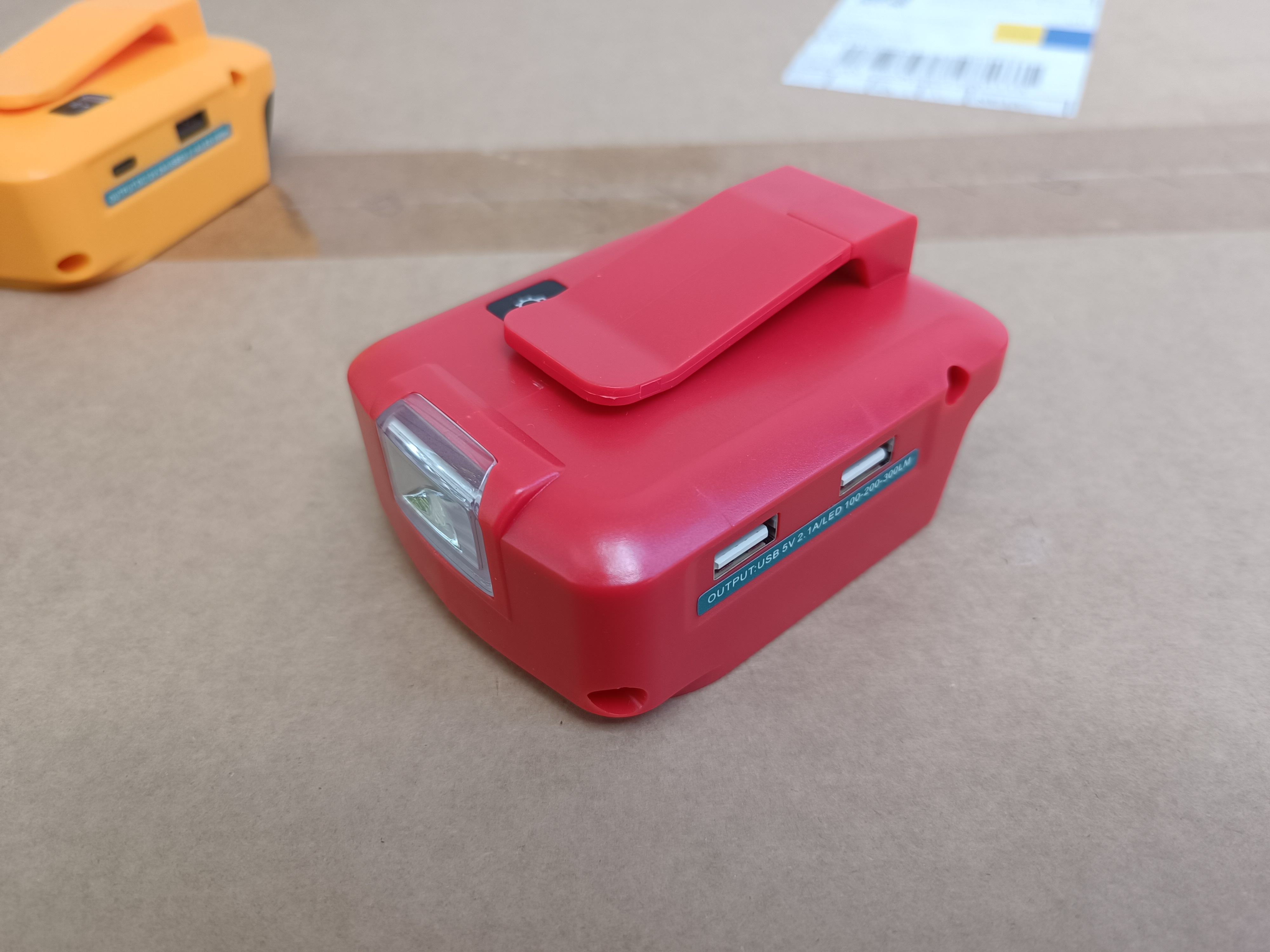 ตัวแปลงแบต Makita Dewalt Milwaukee อเด็บเตอร์ USB ทำเป็น Power Bank USB 2.1A + Type-C18W +LED 3W(300LM) +12VDC