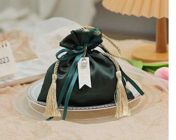 ถุงผ้าซาติน ใส่ของขวัญ ของชำร่วย ของแจก แบบหรูหรา ดีไซน์ ห้อยพู่ ตกแต่งด้วยไข่มุก สวยหรู 240390
