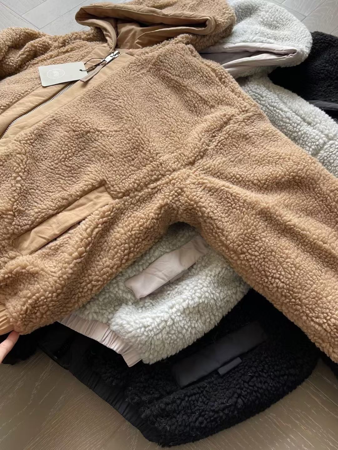 เสื้อกันหนาวมีฮู้ดใส่ได้ 2 ด้าน Canada Goose Women's Alberni Reversible Fleece Bomber Jacket มี 3 สี สินค้าใหม่ ของแท้