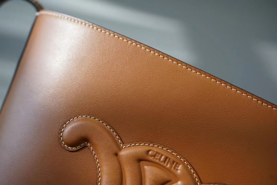**do** กระเป๋าหนังแท้ Celine BUCKET CUIR TRIOMPHE IN SMOOTH CALFSKIN หนังนุ่มสวยมาก ของใหม่ แท้