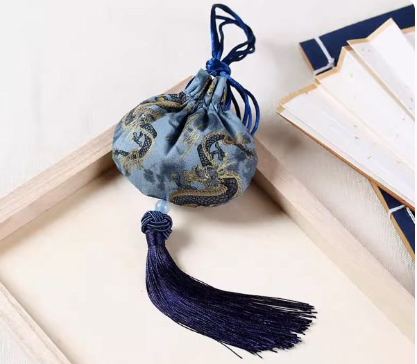 ถุงผ้าฝ้าย ทรงกลม ลายมังกร ทอง น้ำเงิน เบจ ห้อยพู่ แบบเก๋ ๆ ของชำร่วยแต่งงาน ปีมังกรทอง 918412