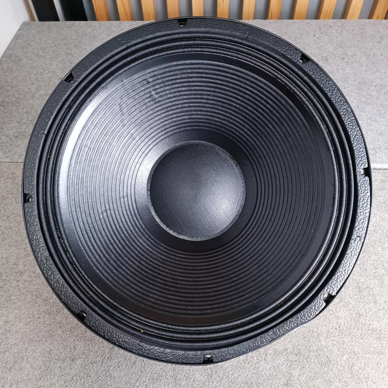 สินค้าเสียหายจากการขนส่ง KANE 18TBW100 ลำโพง18" โครงหล่อ 16Kg ขอบแตกเยอะเสียงไม่เบียด โครงหล่อ แข็งแรงทนทาน แม่เหล็กขนาดใหญ่ สไปเดอร์ 2ชั้น วอยล์ 4นิ้ว เอไอ-ไพศาล