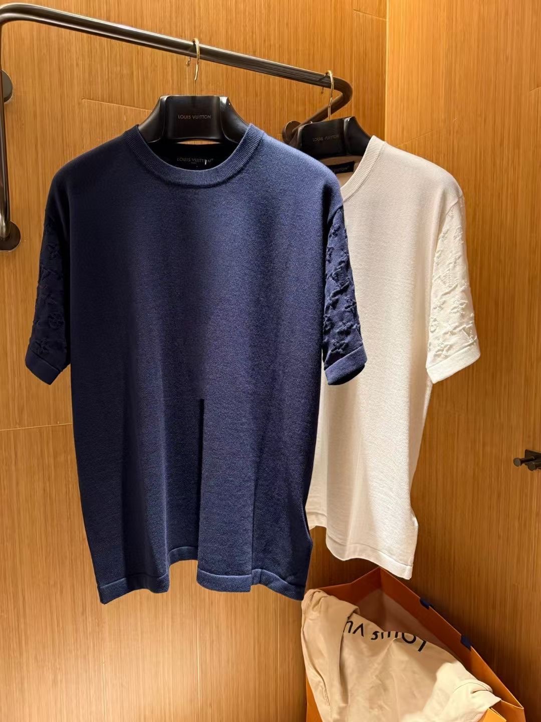 **do** เสื้อคอกลมแขนสั้นผ้าคอตตอน LV มี 2 สีแขนปั้มลาย สินค้าใหม่ ของแท้