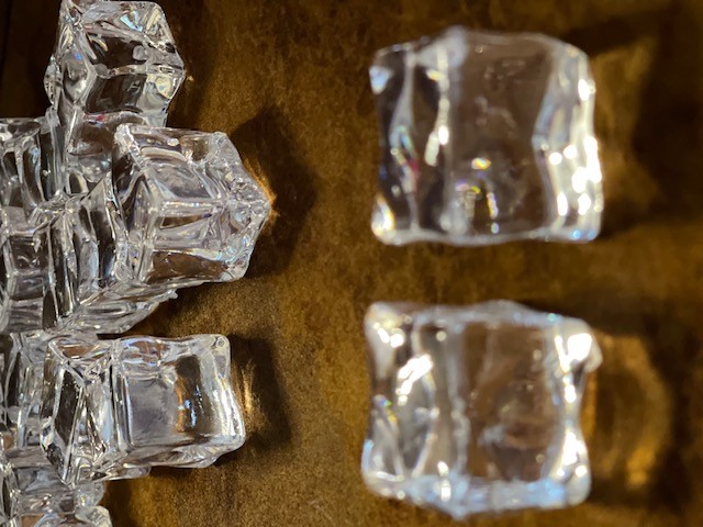 น้ำแข็งปลอม (น้ำแข็งสี่เหลี่ยมก้อนใหญ่) ขนาด 2.5 คูณ 2.5 ซม. 1 ถุงบรรจุครึ่งกิโล