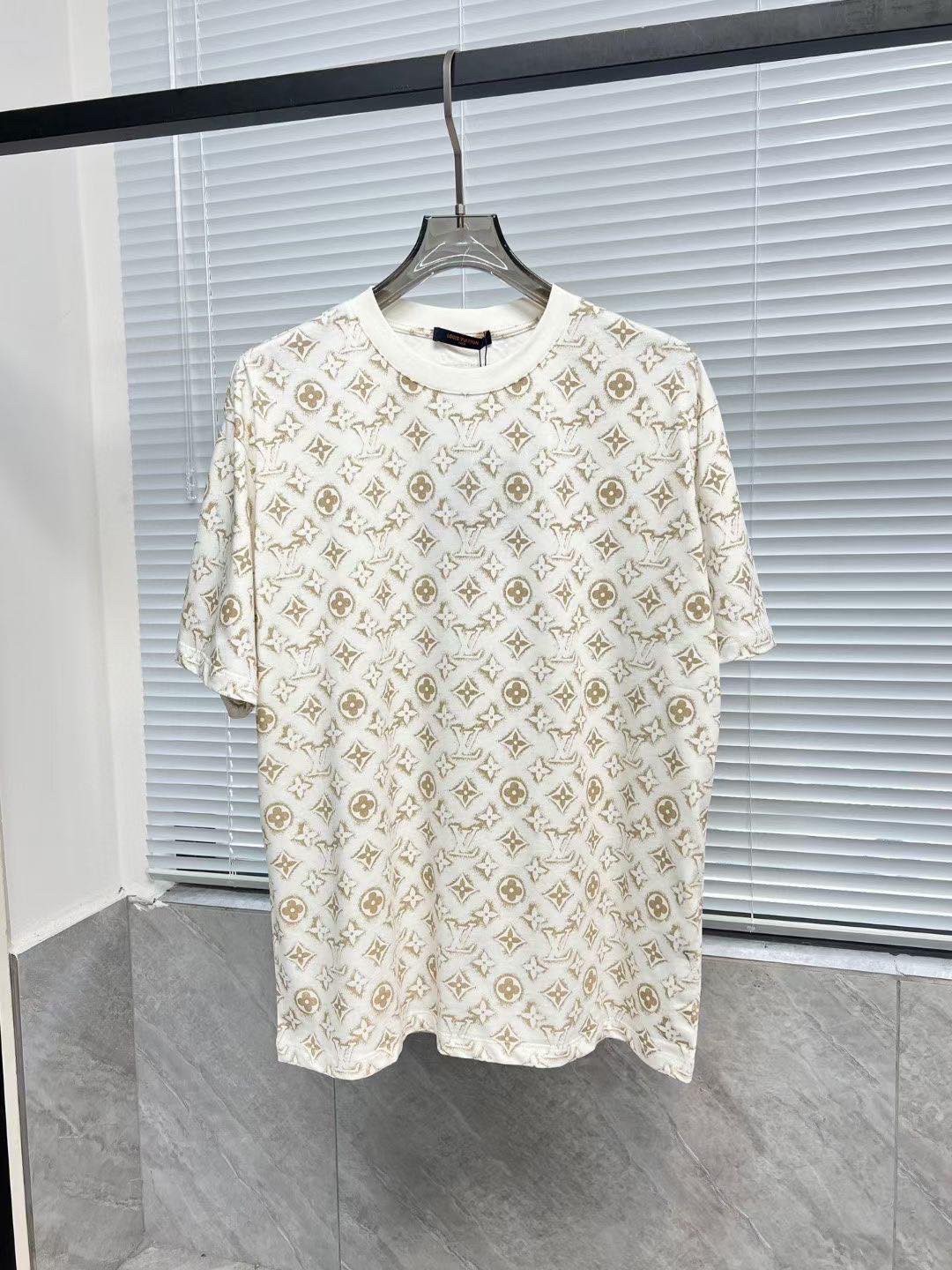 * พร้อมส่ง รุ่นลิมิเต็ด * เสื้อยืดพิมพ์ลาย LV ใส่ได้ ชาย หญิง ผ้านุ่มใส่สบาย ของใหม่ แท้