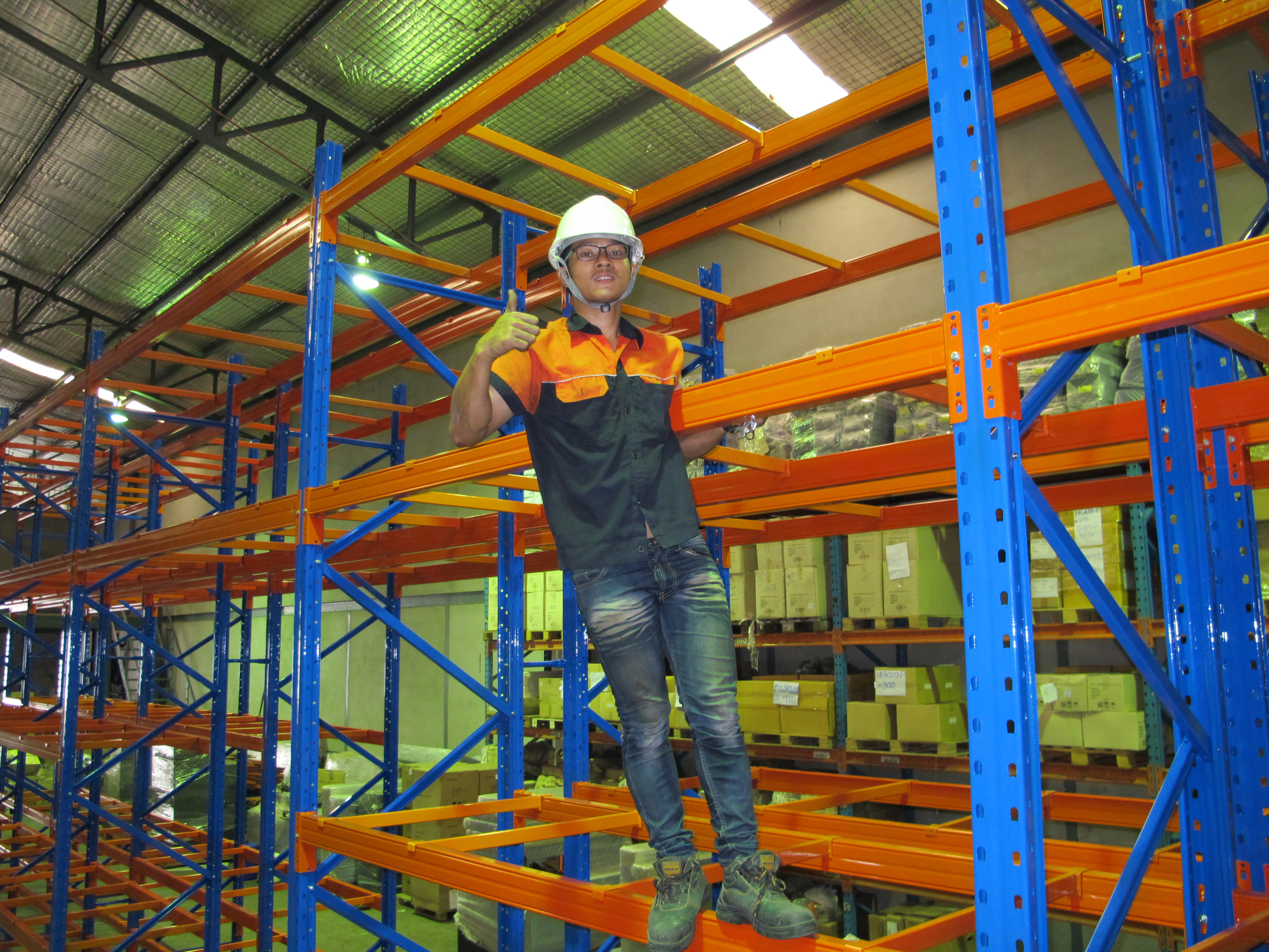 ชั้นวางสินค้าอุตสากรรมมือ สอง Selective Rack มือ สอง