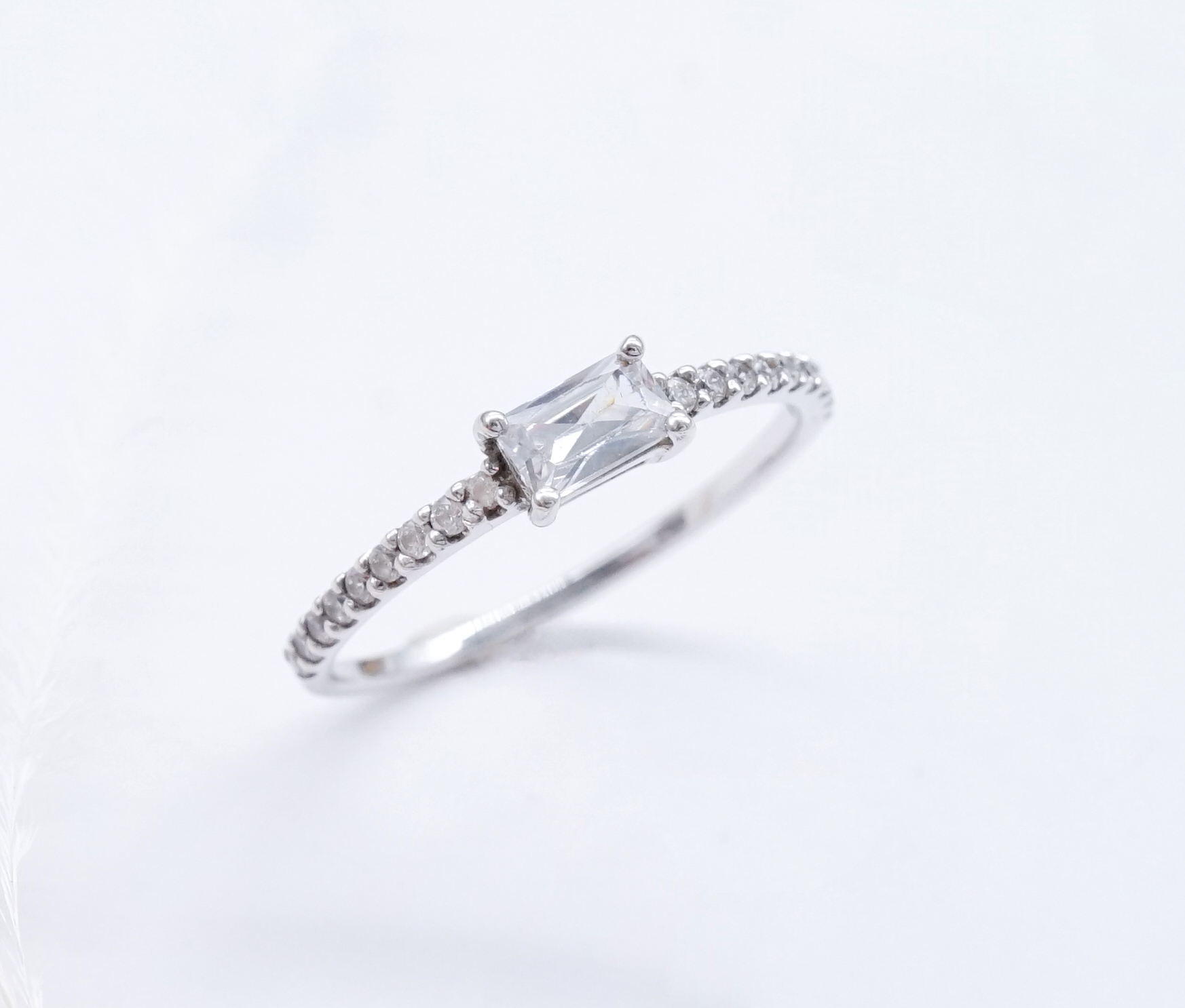 แหวนเพชร Cubic Zirconia คุณภาพพรีเมี่ยม วงนี้มาในสไตล์มินิมอล ตัวเรือนบางๆน่ารัก หัวแหวนมาในทรงเหลี่ยม สวยเก๋มากๆค่ะ