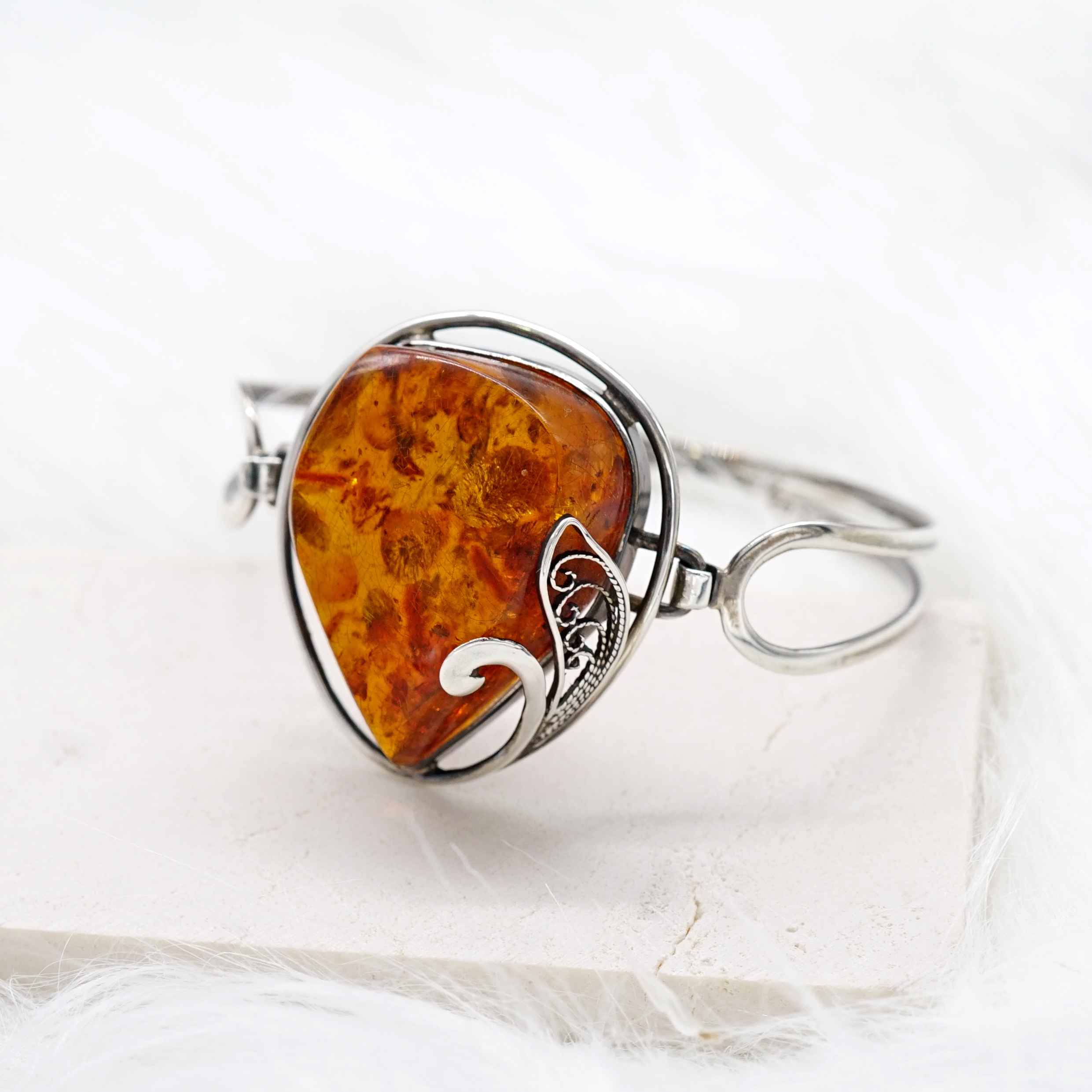 Artisan by NK - กำไลเงินแท้ ประดับด้วย อำพันแท้ จากโปแลนด์ (Silver Bangle with big Natural Amber)