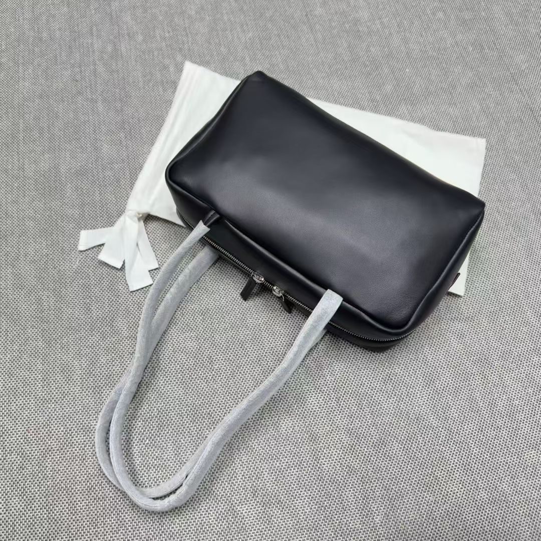 กระเป๋าหนังแกะ THE ROW Astra leather tote bag มี 2 สี หนังนุ่มมาก สินค้าใหม่ ของแท้