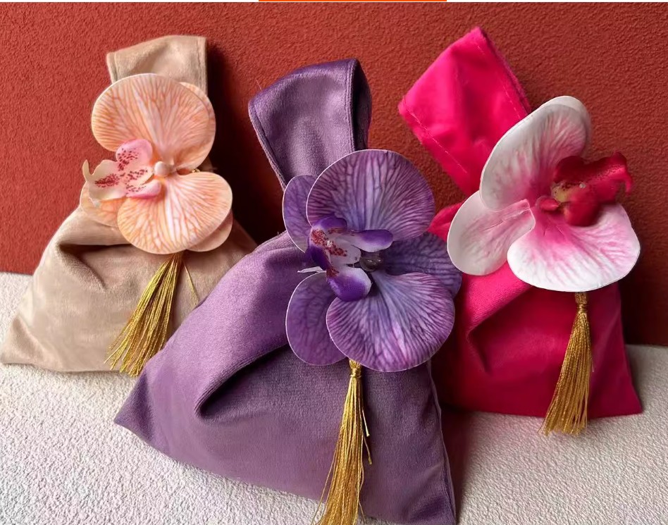 ถุงผ้ากำมะหยี่ ใส่ของขวัญ ของชำร่วย งานแต่งงาน ขนาดเล็ก ตกแต่ง ด้วย ดอกกล้วยไม้ สวย ๆ 805787