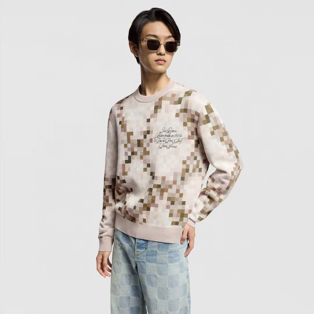 **do** เสื้อ LV Sweater คอกลมลายกราฟิก มีปักตัวหนังสืออกและหลัง ใส่ได้ ชาย หญิง สินค้าใหม่ ของแท้