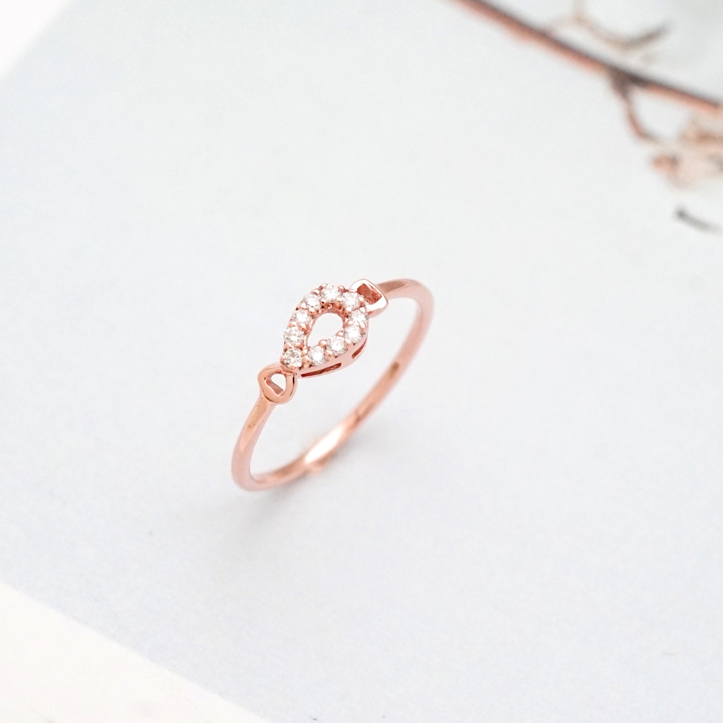 แหวนเพชรทรงหยดน้ำสุดคลาสสิค ทางร้านเราได้ดีไซน์มาในทรงหยดน้ำเล็กๆ สื่อถึงหยาดน้ำค้างอันแสนบริสุทธิ์สดชื่น เหมาะสำหรับใส่ติดนิ้วในทุกๆวันค่ะ