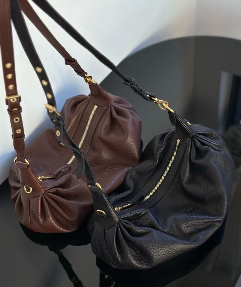 **C** กระเป๋าหนังลูกวัว MiuMiu ทรงวินเทจ มี 2 สี หนังนุ่มมาก สินค้าใหม่ ของแท้