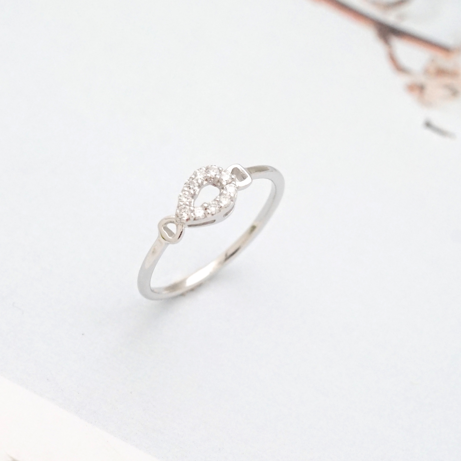 แหวนเพชรทรงหยดน้ำสุดคลาสสิค ทางร้านเราได้ดีไซน์มาในทรงหยดน้ำเล็กๆ สื่อถึงหยาดน้ำค้างอันแสนบริสุทธิ์สดชื่น เหมาะสำหรับใส่ติดนิ้วในทุกๆวันค่ะ