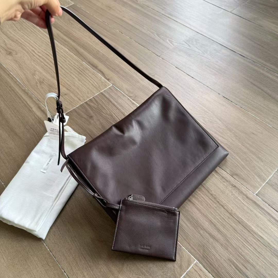 กระเป๋าหนังแกะ The Row Nan Shoulder Bag in Leather มี 2 สี มีกระเป๋าเล็กห้อย สินค้าใหม่ ของแท้