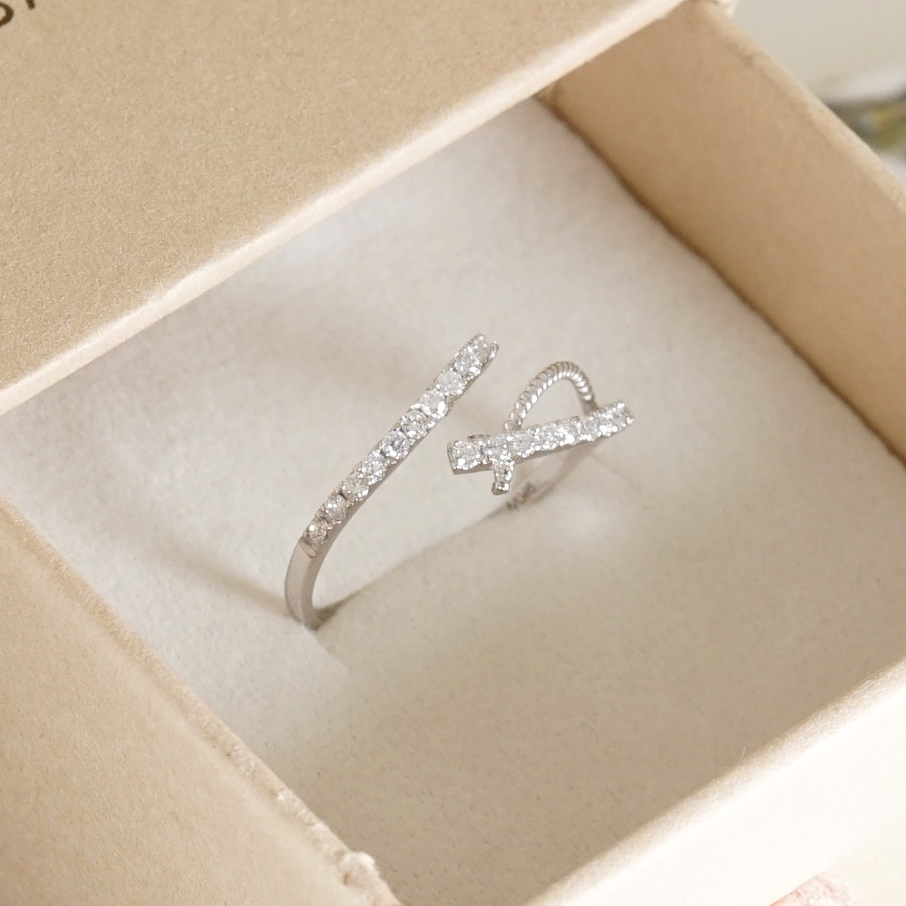 Sweet Ribbon Diamond Ring (ribbon) แหวนเพชร Free-form ที่ได้รับแรงบันดาลใจมาจากความพริ้วอันแสนอ่อนหวานของริบบิ้น ใส่แล้วรับรองคิ้วท์สุดๆค่ะ 💕