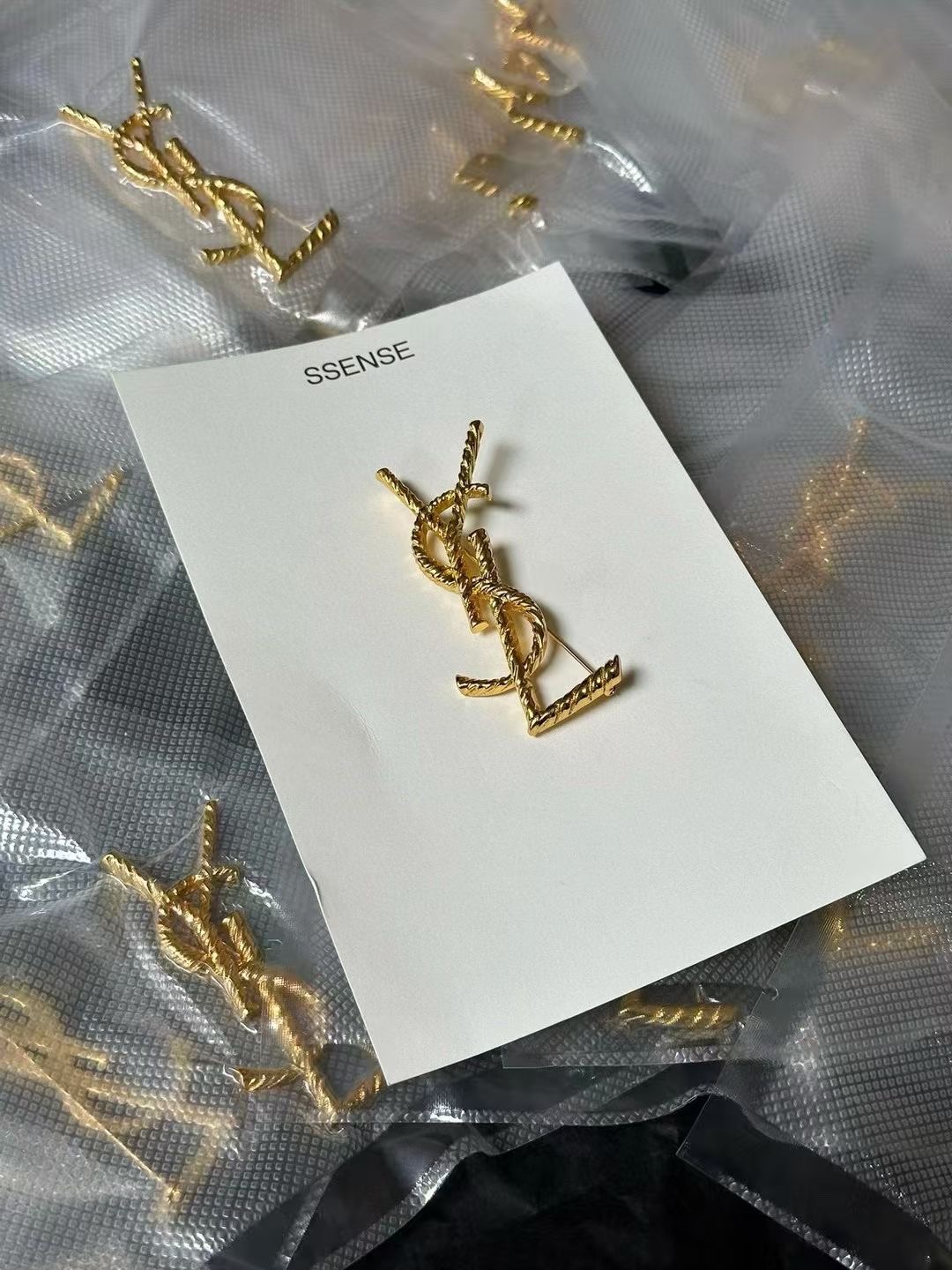 **do** เข็มกลัดทองเหลือง CASSANDRE YSL BROOCH IN METAL สินค้าใหม่ ของแท้
