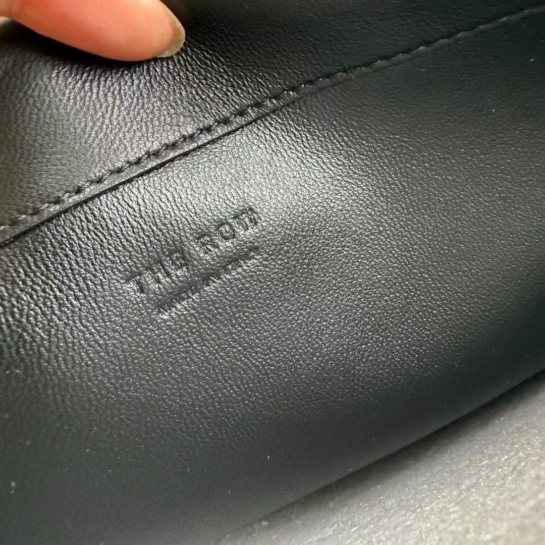 กระเป๋าหนังแกะ The Row Nan Shoulder Bag in Leather มี 2 สี มีกระเป๋าเล็กห้อย สินค้าใหม่ ของแท้