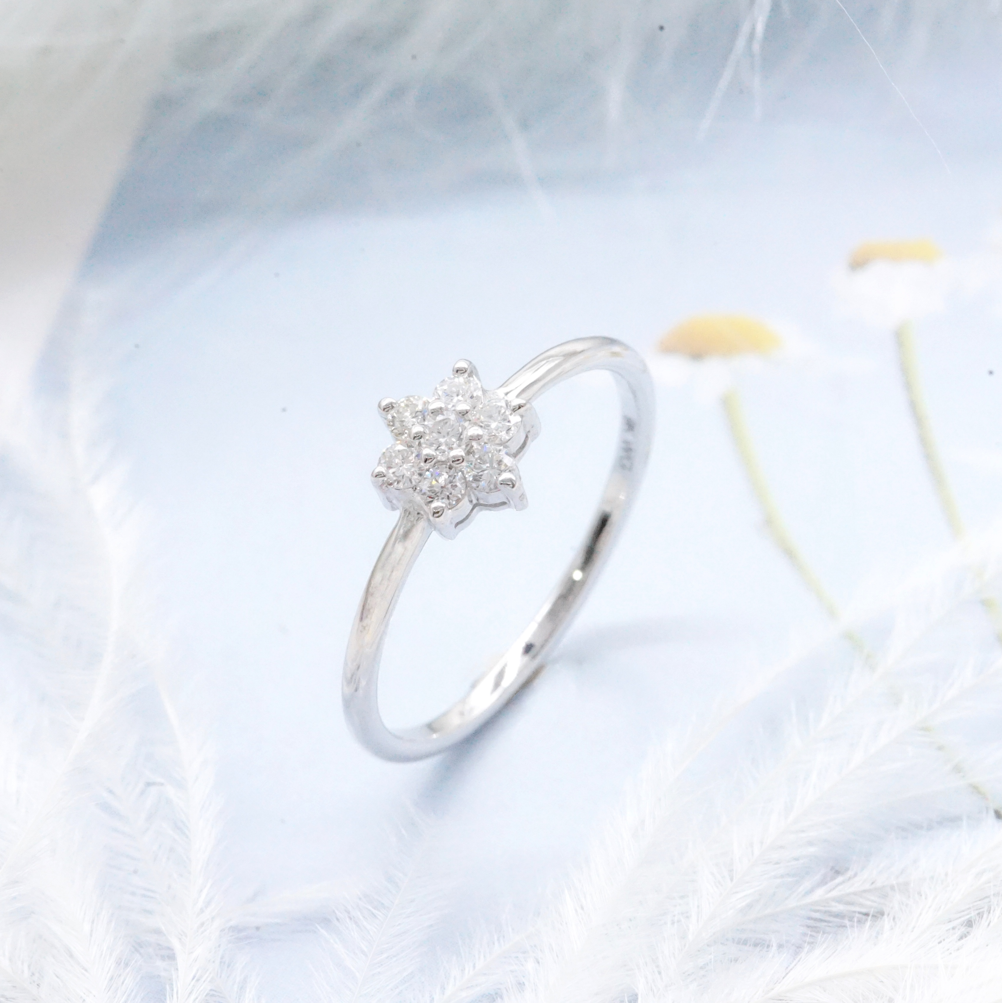 Artisan by nk - แหวนเพชร 21ตังค์ ทรงดอกไม้ ตัวเรือนรูปทรงมินิมอลและดอกพิกุลยุคโมเดิร์น