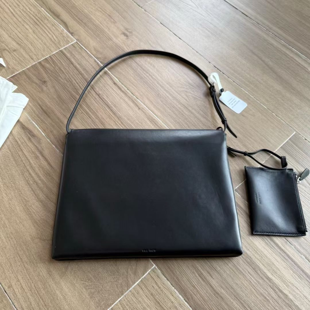 กระเป๋าหนังแกะ The Row Nan Shoulder Bag in Leather มี 2 สี มีกระเป๋าเล็กห้อย สินค้าใหม่ ของแท้