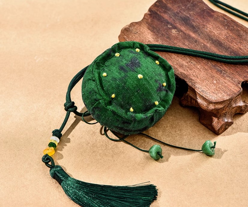 ถุงผ้าใส่เครื่องหอม ถุงผ้า ทรงกลม ออกแบบ เป็น ดอกบัว สีเขียว ห้อยพู่ ของชำร่วย ไอเดียเก๋ 365616