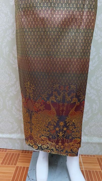 ผ้าถุงไหมสำเร็จรูป ลายนกยูง สีเลือดหมู เอว38 นิ้วเลื่อนได้ถึง40 นิ้ว