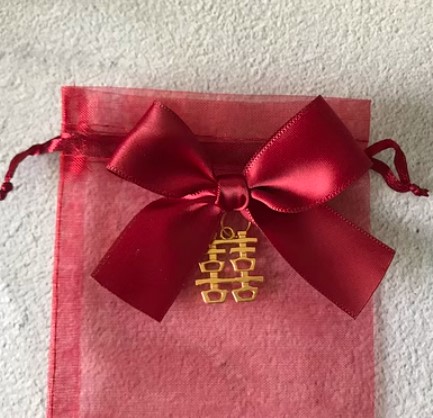 ถุงผ้าไหมแก้ว ติดโบว์ สีแดง ห้อยจี้ทอง อักษร จีน ซังฮี้ สำหรับงานแต่งงาน ถุงผ้าใส่ของชำร่วยงานแต่ง 648470