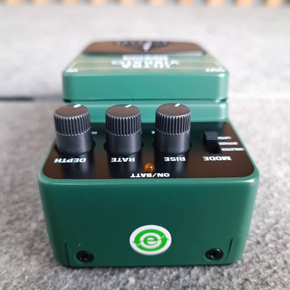 BEHRINGER UV-300 เอฟเฟคกีต้าร์ Ultra Vibrato Pedal เอฟเฟ็คกีตาร์ที่ให้เสียง classic and mind-bending, dimensional vibrato effects แบบ ’60s and ’70s, 3-Pedal Modes เบริงเจอร์ UV 300 UV300 เอไอ-ไพศาล