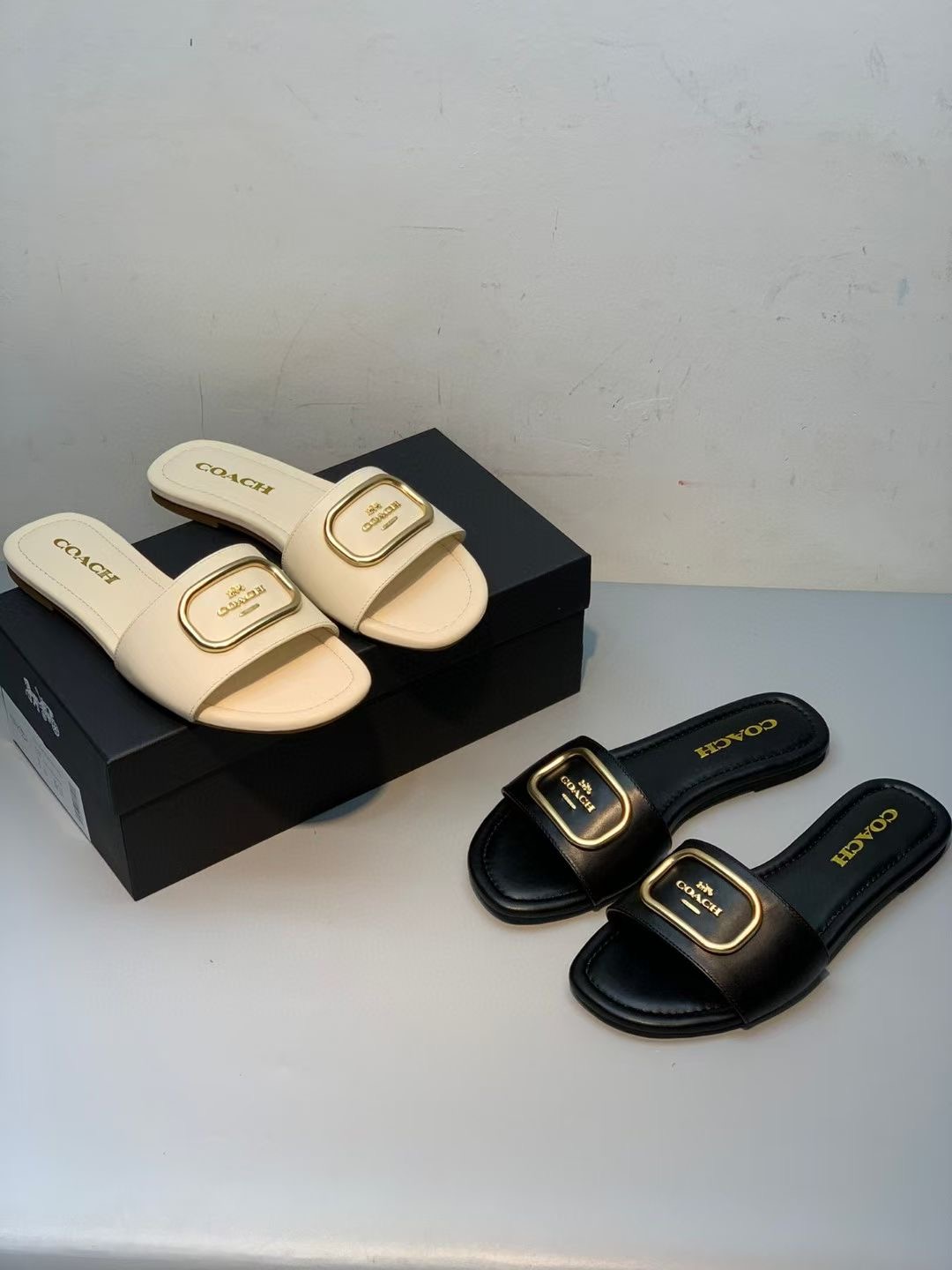 **DO** รองเท้าหนังแตะ Coach โลโก้สีทอง มี 2สี สินค้าใหม่ ของแท้