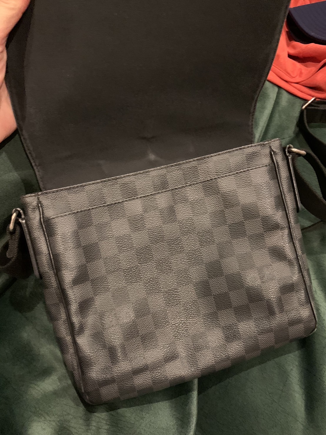 Louis Vuitton District PM Damier Graphite ตารางสีดำ Used 80 %