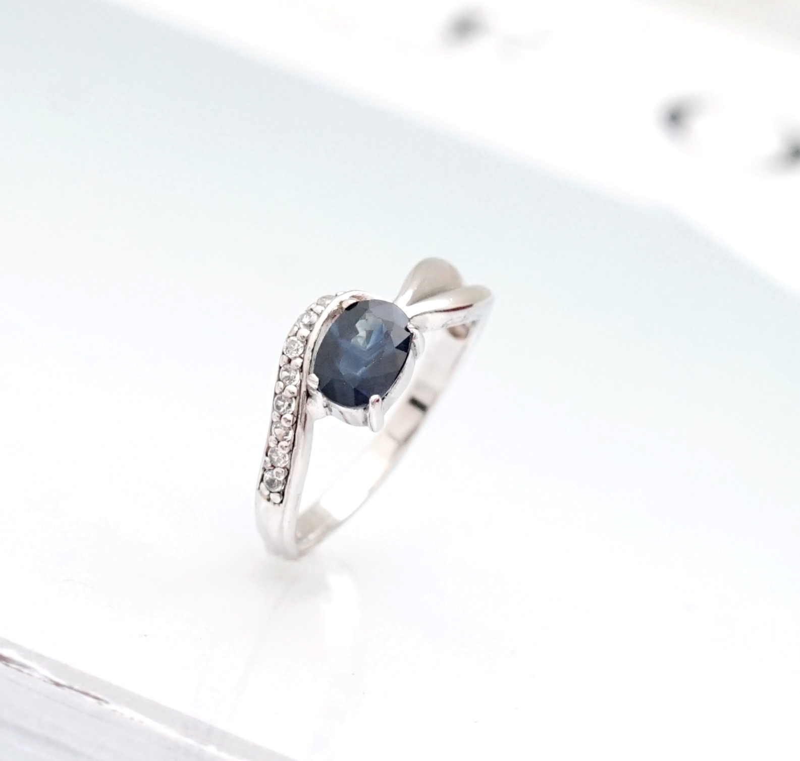 Artisan by nk - แหวนเงินแท้ ฝังไพลินแท้-Silver Ring with Natural Blue Sapphire