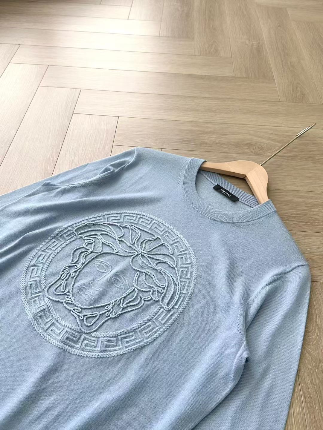 **do** เสื้อ VERSACE Medusa Embroidered Wool Sweater มีใส่ได้ ชาย หญิง สินค้าใหม่ ของแท้