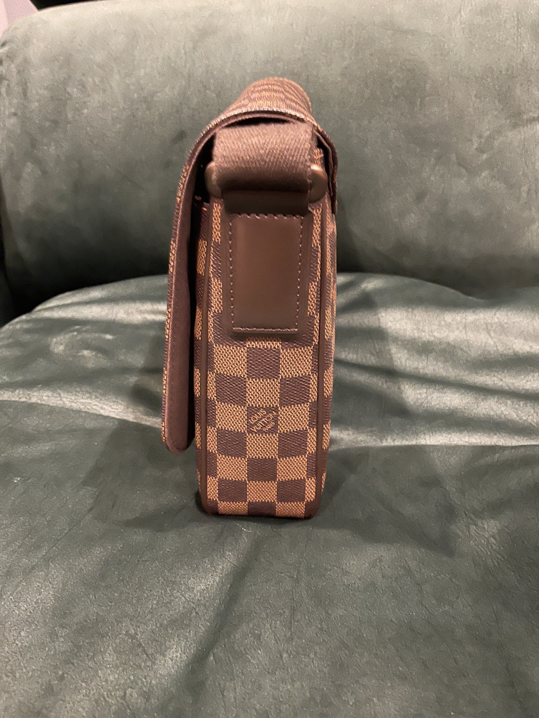 กระเป๋า Louis Vuitton Damier District PM สภาพ 95 % เหมือนใหม่