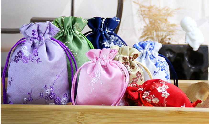 ถุงผ้าหูรูด ใส่ของขวัญ ของชำร่วย ถุงผ้าลินิน งานปัก ลายดอกไม้ สวยหรู ตกแต่งงานแต่งงาน แบบเก๋ ๆ 208019