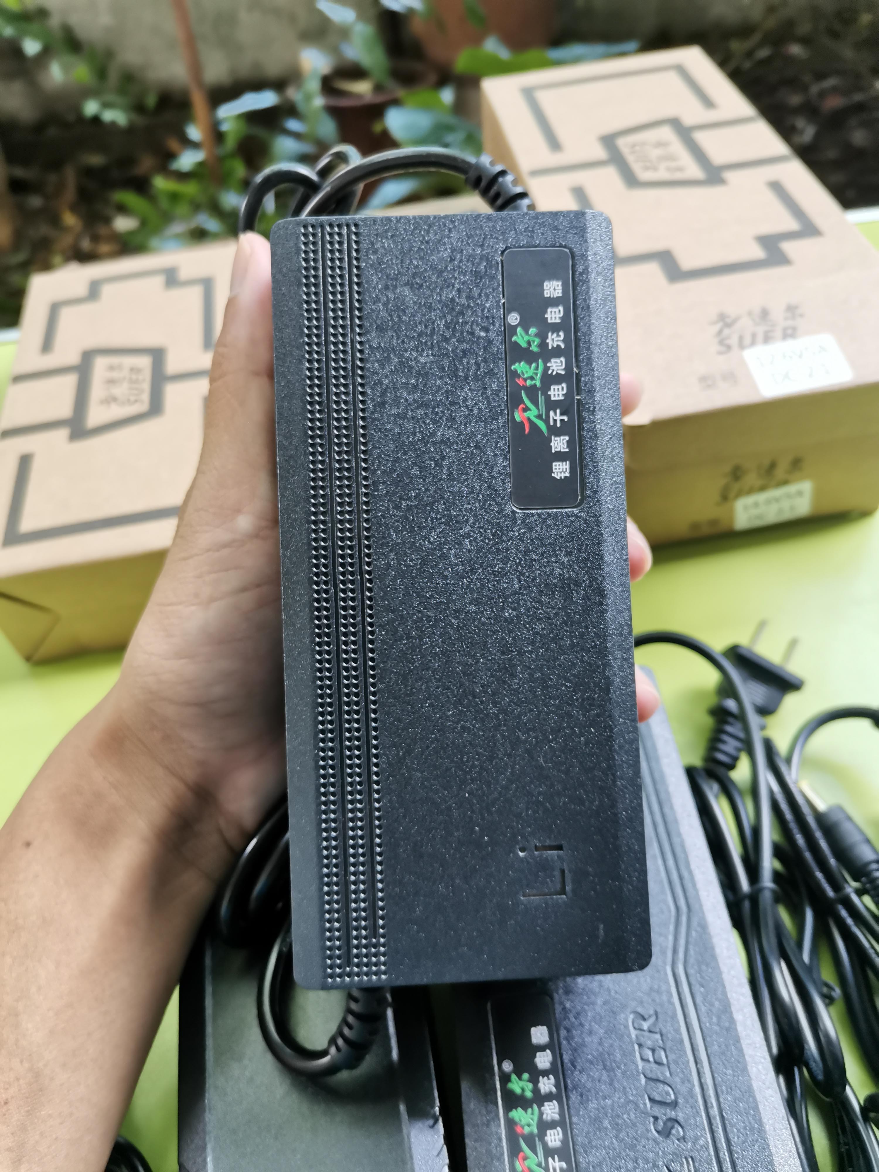 ที่ชาร์จ 12.6V ( 3S li-ion) , 14.6V ( 4S LifePo4 ) ที่ชาร์จ แบตเตอรี่ Lithuim SUER แบรนจีน หัวแจ๊ค DC 5.5*2.1