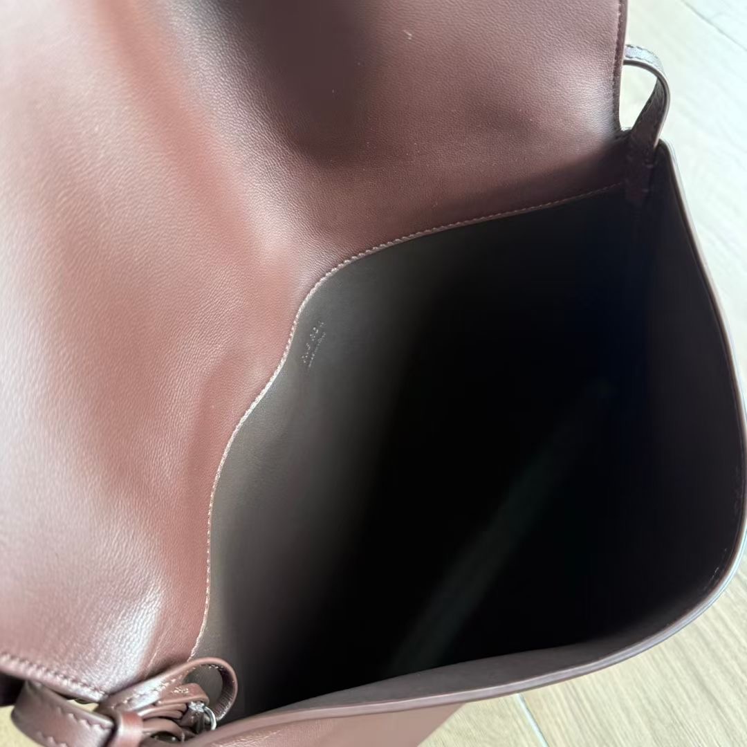 กระเป๋าหนังแกะ The Row Nan Shoulder Bag in Leather มี 2 สี มีกระเป๋าเล็กห้อย สินค้าใหม่ ของแท้