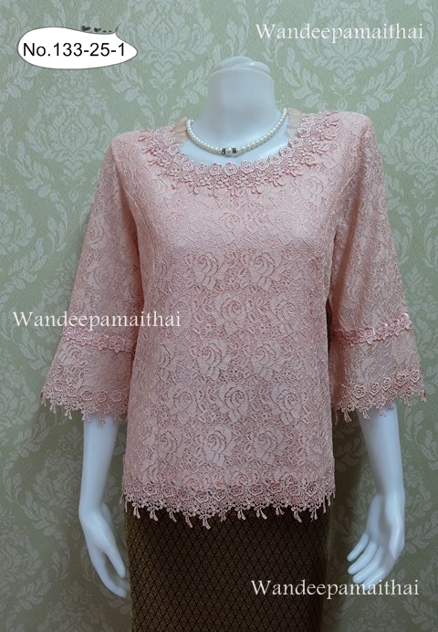 เสื้อลูกไม้ แขนสามส่วน คอระบาย ผ้าแก้ว ปักมุขรอบคอ เบอร์ 52