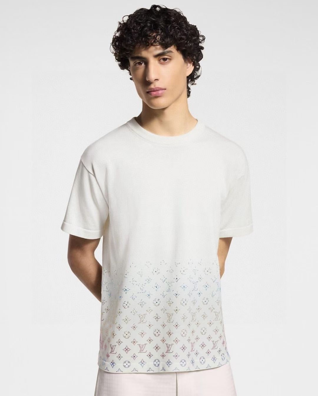**do** เสื้อคอกลม LV Monogram Gradient Embellished Short-Sleeved Crewneck มี 2 สี สินค้าใหม่ ของแท้