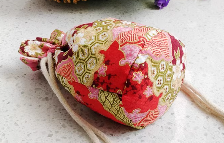 ถุงผ้าฝ้าย พิมพ์ลาย ดอกไม้ ปลา สีดำ ถุงผ้าใส่ของขวัญ ของชำร่วย ก้นกลม แบบสวย ๆ 135184