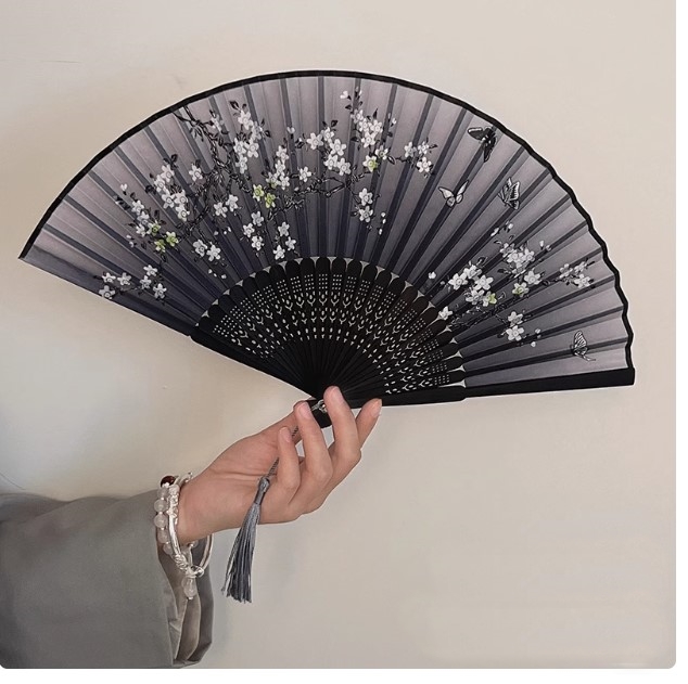 พัดผ้าไหมซาติน โทนสีดำ ลายดอกไม้ สวย ๆ ของขวัญ ของที่ระลึก แจกลูกค้า แจกแขก งานเกษียณ แบบสวย ๆ 514651