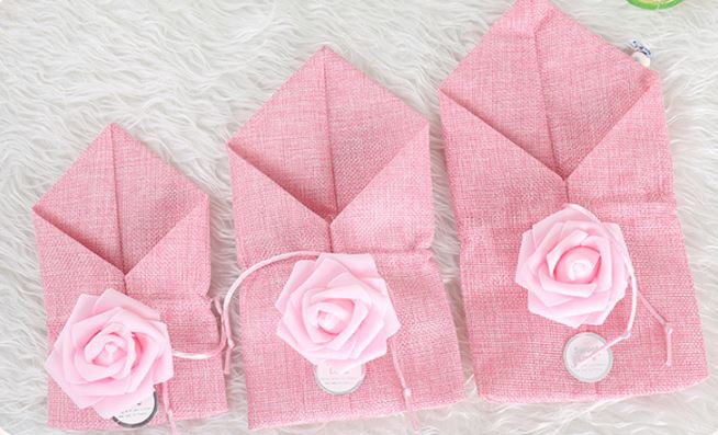 ถุงผ้าป่าน ถุงผ้าลินิน ถุงผ้ากระสอบ สีฟ้า สีชมพู สีแดง ถุงใส่ของชำร่วย สวย ๆ ติดดอกไม้ พร้อม tag 776197