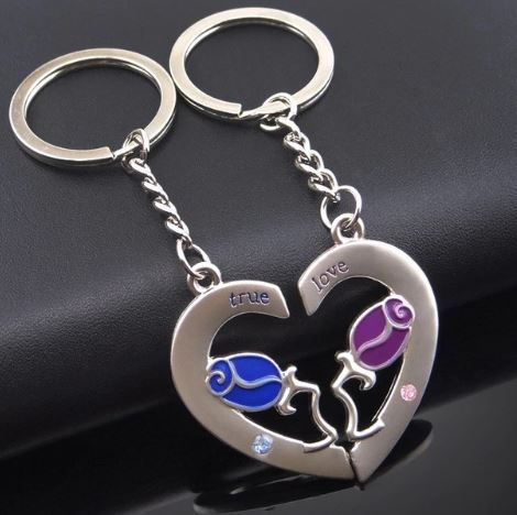 พวงกุญแจ สีเงิน พวงกุญแจ หัวใจ ดีไซน์เป็นคู่ สำหรับ เป็น ของชำร่วย ของที่ระลึกงาน แต่งงาน ของชำร่วยแบบ ประหยัด 904707