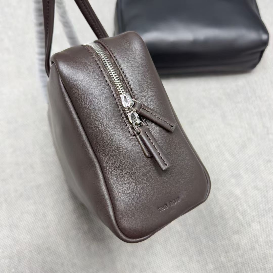 กระเป๋าหนังแกะ THE ROW Astra leather tote bag มี 2 สี หนังนุ่มมาก สินค้าใหม่ ของแท้