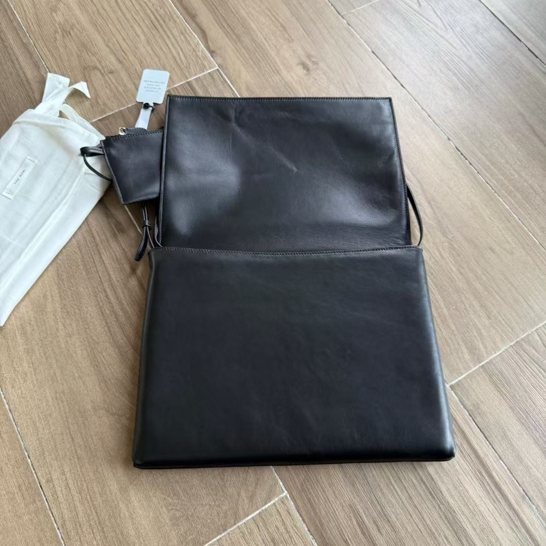 กระเป๋าหนังแกะ The Row Nan Shoulder Bag in Leather มี 2 สี มีกระเป๋าเล็กห้อย สินค้าใหม่ ของแท้