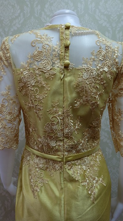 ชุดแซกผ้าไหมอิตาลีอัดกาว แขนสามส่วน แต่งด้วยลูกไม้นอกทั้งด้านหน้าและด้านหลัง ซิปหลัง เบอร์ 36 สีทอง