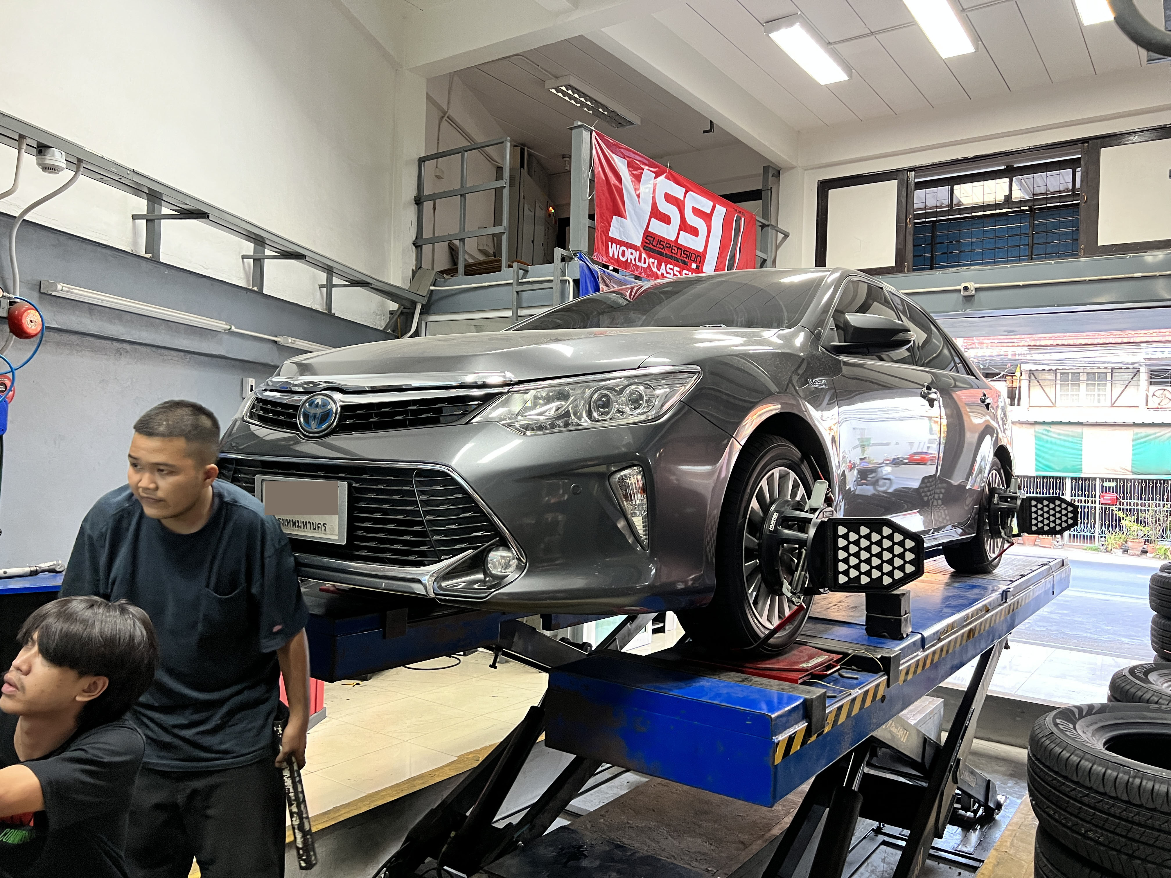 TOYOTA CAMRY เข้ารับบริการเปลี่ยนยางรถยนต์ เลือกใช้งานยางรถยนต์ Made in Japan นุ่มเงียบ รีดน้ำดี ใช้งานประจำวันสบายใจ [+] ALLIANCE Al30ex Made in Japan by YOKOHAMA [+] ขนาด 215/55R17 โปรโมชั่นราคาพิเศษ ติดต่อสอบถามเพิ่มเติม โทร : 08-6569-1915 บุ๊ก และทีมงาน ยินดีต้อนรับครับ 𝙊𝙪𝙧 𝙎𝙚𝙧𝙫𝙞𝙘𝙚 บริการทางร้าน เรารับทำอะไรบ้าง 🔧 ติดตั้งยางแบบไร้รอย 100% 🔧 บริการสลับยาง ตามอายุ 🔧 มียางรถยนต์ทุกยี่ห้อให้เลือกซื้อ 🔧 เช็คช่วงล่าง แก้ปัญหาให้ตรงจุด 🔧 บริการล้างลิ้นปีกผีเสื้อ 🔧 บริการเช็คระยะรถยนต์ 🔧 เปลี่ยนถ่ายของเหลวทั้งระบบ 🔧 ตั้งศูนย์ด้วยเครื่อง HUNTER นำเข้าจาก USA #รถยนต์มีปัญหาไม่รู้ต้องแก้ตรงไหน ทางเรายินดี ตรวจหาปัญหาและหาวิธีแก้ บอกลูกค้าก่อนลงมือทำเสมอราคาเป็นธรรมไม่เอาเปรียบ สบายใจคุณลูกค้า ---------------------------------- ดูแลให้คำปรึกษาทุกปัญหาคาใจ ไม่ทิ้งลูกค้า มีบริการหลังการขาย 【ให้ผู้เชี่ยวชาญของเรา ดูแลรถคุณ】 ร้านยางเจริญรุ่งเรือง ยินดีต้อนรับครับ #ยางรถยนต์ #yokohama #alliance #al30 #madeinjapan