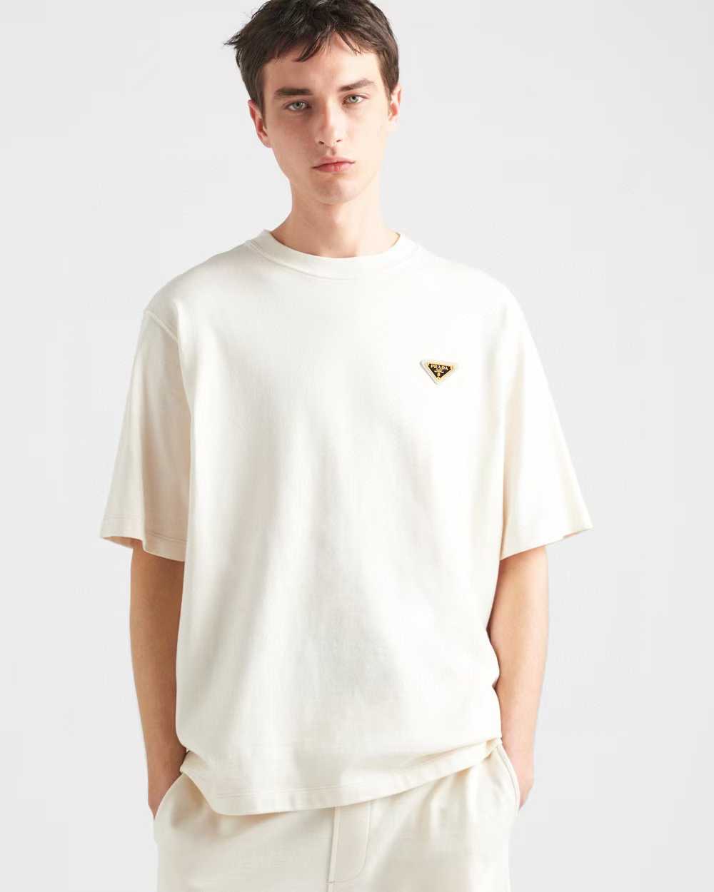 do** เสื้อยืด Prada Natural Cotton T-shirt โลโก้โลหะสีทอง ใส่ได้ ชายหญิง สินค้าใหม่ ของแท้