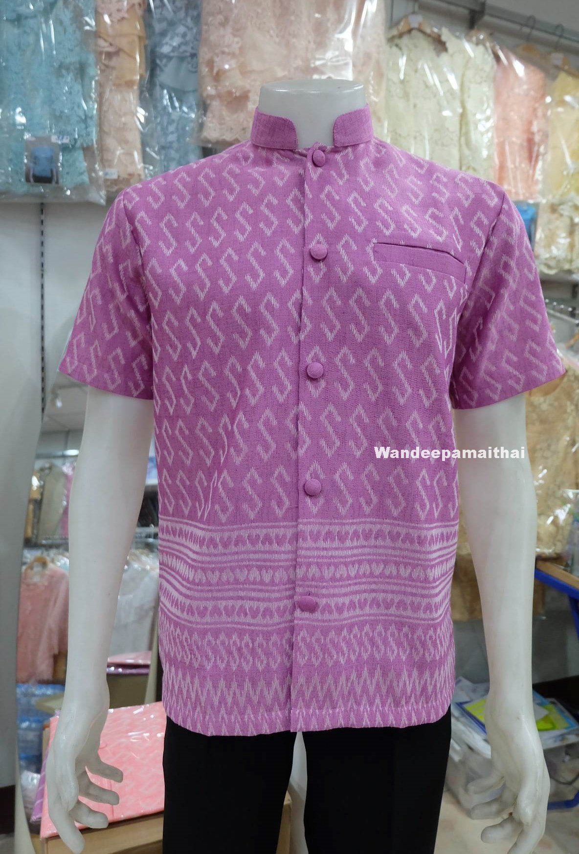 เสื้อชาย เสื้อลายขอชาย สีม่วง คอตั้ง คอพระราชทาน ผ้าลายขอ ผ้าฝ้ายย้อมคราม ผ้าทอเนื้อดีไม่ใช่ผ้าพิมพ์ลายนะคะ เบอร์ L