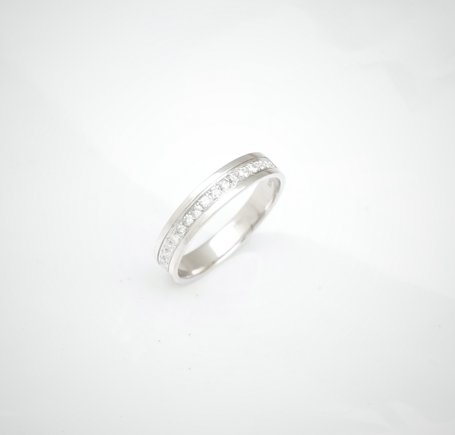 แหวนเพชรแถวทรงคลาสสิค ใส่ได้ทั้งคุณผู้ชายและคุณผู้หญิง ใส่ติดนิ้วเพิ่มความโดดเด่น หรือใส่เป็นแหวนคู่กับคนรู้ใจ ยิ่งโรแมนติกที่สุดค่ะ 💖